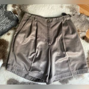 Vintage pleated shorts in a stone gray color, very comfortable and light weight.